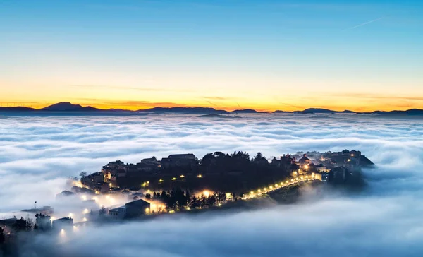 ポリッツィ ジェネローザ いわゆる Maretta 雲が低く山の麓周辺に集まるとき シチリアの町の特に魅力的なビュー ロイヤリティフリーのストック写真