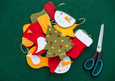 El yapımı Noel oyuncaklar keçe yapımında. Noel kartı.
