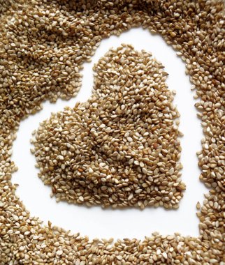 Susam kalp şeklinde