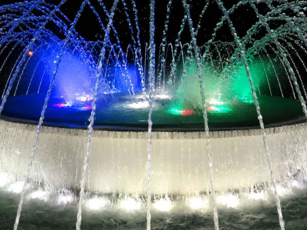 Иллюминированные красочные фонтаны — стоковое фото