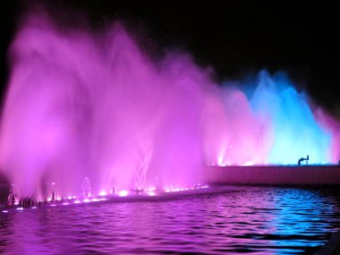 Aydınlatmalı renkli çeşmeler