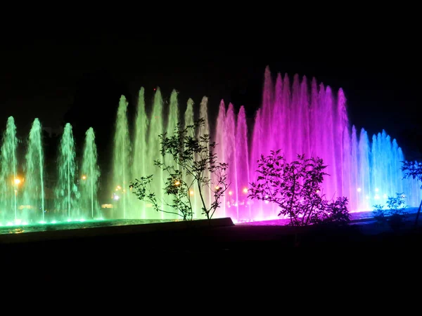 Verlichte kleurrijke fonteinen — Stockfoto