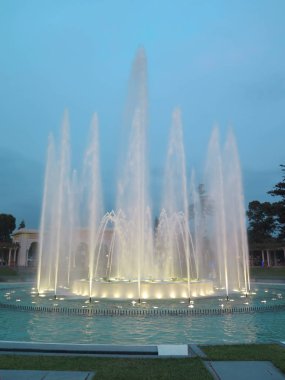 Aydınlatmalı renkli çeşmeler