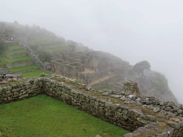 Терасами і стародавні будинки Мачу-Пікчу — стокове фото
