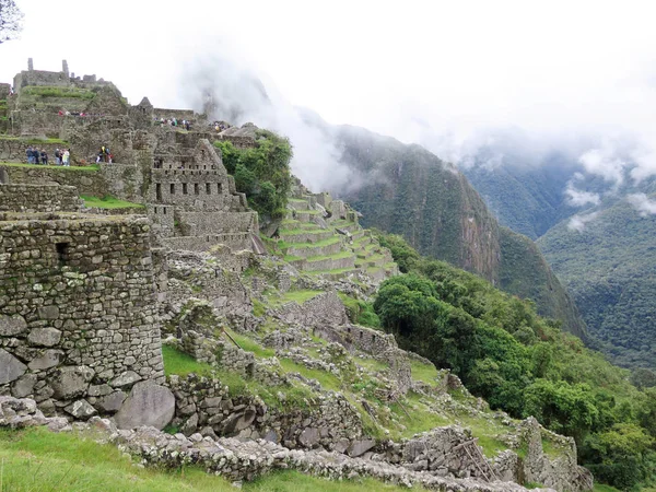 Terrassen en oude huizen Machu Picchu — Stockfoto