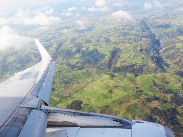 Aile de l'avion sur fond de montagnes — Photo