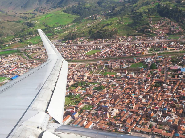 Aile de l'avion sur la ville et la montagne de Cuzco — Photo