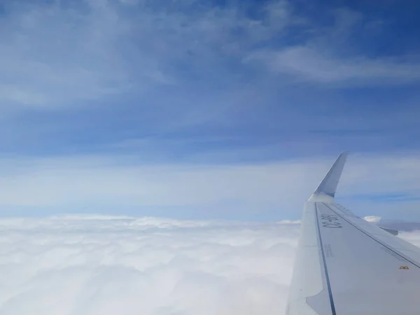 Aile de l'avion sur fond bleu ciel — Photo