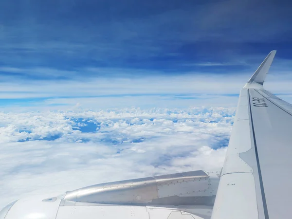 Aile de l'avion sur fond bleu ciel — Photo