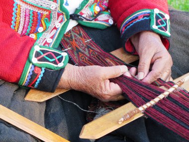 İplik iplik tarafından ha otantik elbiseli Perulu Bayan, yakın çekim