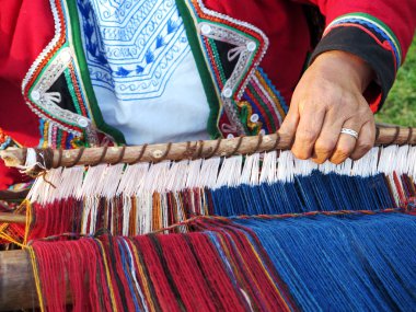 İplik iplik tarafından ha otantik elbiseli Perulu Bayan, yakın çekim