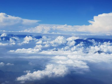 Mavi gökyüzünde beyaz kabarık bulutlar