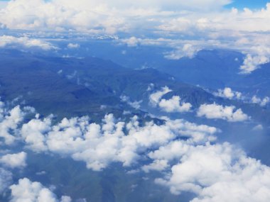 Mavi gökyüzünde beyaz kabarık bulutlar