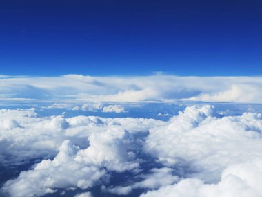 Mavi gökyüzünde beyaz kabarık bulutlar