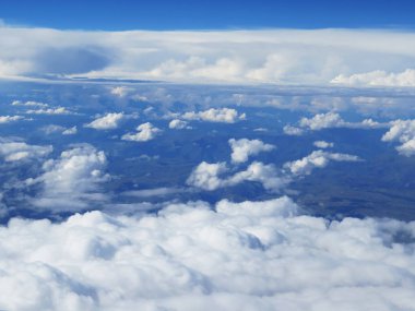 Mavi gökyüzünde beyaz kabarık bulutlar