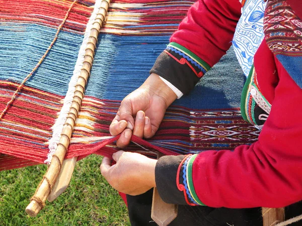 Perui hölgy hiteles ruha spinning fonal által ha közelről — Stock Fotó