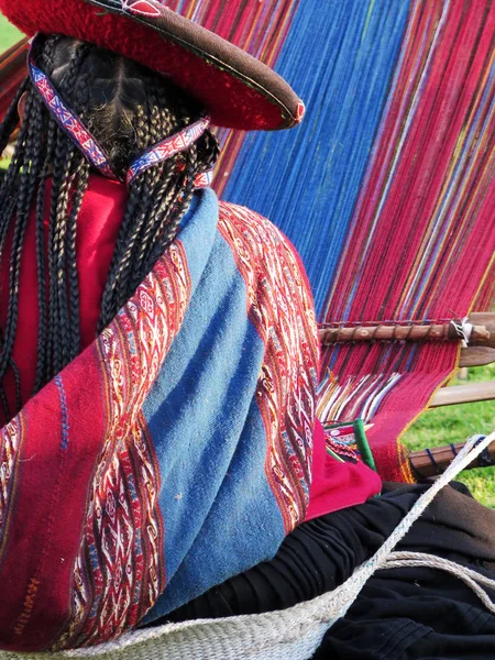紡績で糸ハ本格的なドレスでペルー女性のクローズ アップ — ストック写真