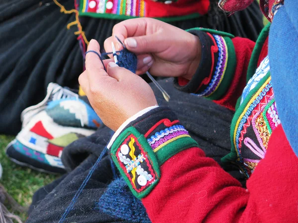 Primer plano de la dama peruana en vestido auténtico hilado por ha — Foto de Stock