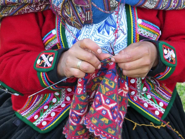 紡績で糸ハ本格的なドレスでペルー女性のクローズ アップ — ストック写真