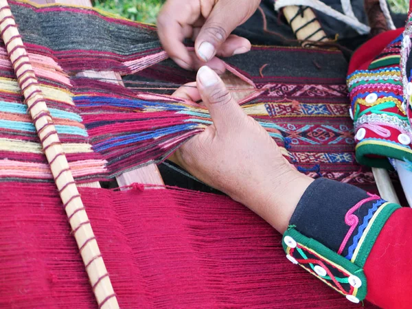 Primer plano de la dama peruana en vestido auténtico hilado por ha — Foto de Stock