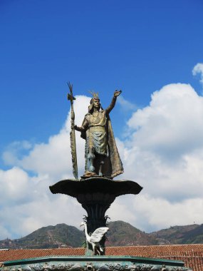 Plaza de Çeşmede üzerinde Inca Pachacutec heykeli 