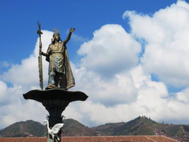 Plaza de Çeşmede üzerinde Inca Pachacutec heykeli 