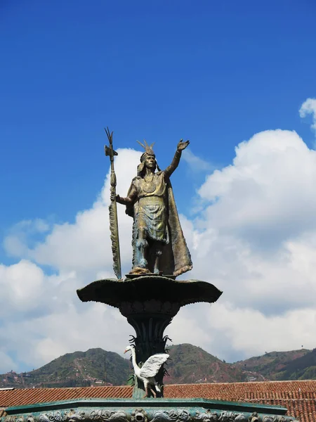 Plaza de Çeşmede üzerinde Inca Pachacutec heykeli 