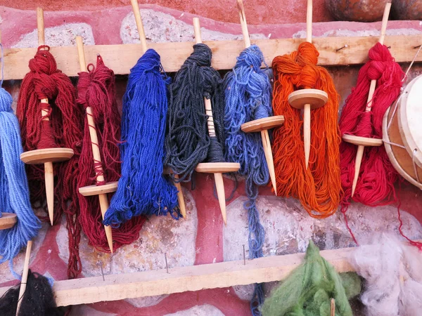 クスコ、ペルーのアンデス山脈の自然染めウール糸 — ストック写真