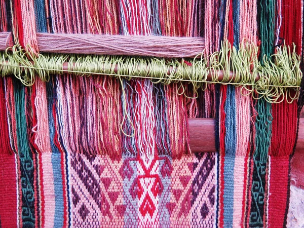 Пряжа из натуральной окрашенной шерсти в перуанских Андах в Куско — стоковое фото