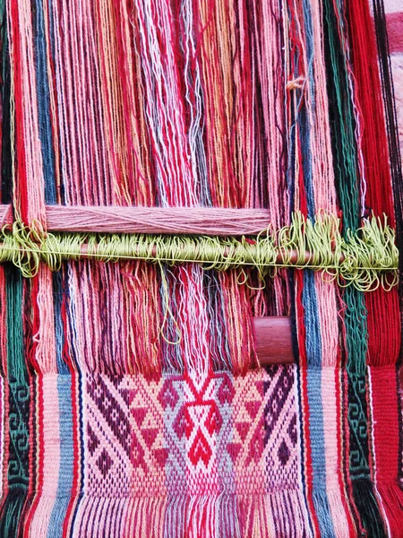 Fio de lã tingida natural nos Andes peruanos em Cuzco — Fotografia de Stock