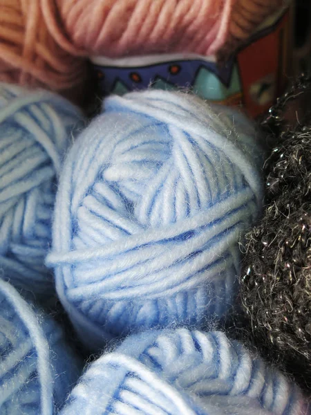 Hilados naturales de lana teñida en los Andes peruanos en Cuzco — Foto de Stock