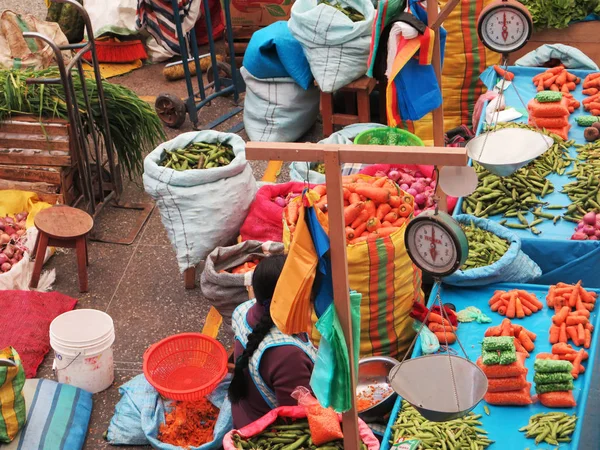 Mujeres en el mercado en Urubamba en el Valle Sagrado cerca de Machu —  Fotos de Stock