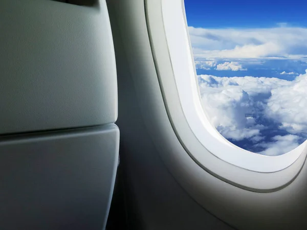 Ciel céleste vu à travers les fenêtres d'un avion — Photo