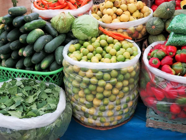 Variedad de verduras ecológicas en el mercado —  Fotos de Stock