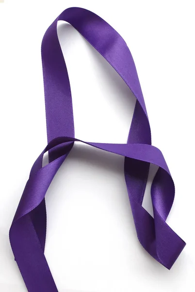 Фиолетовая лента на белом фоне, элемент дизайна — стоковое фото