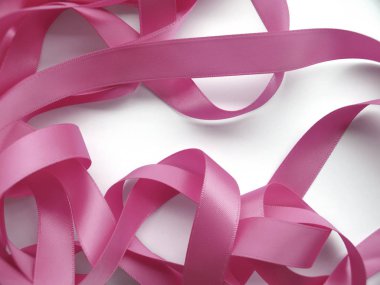 Beyaz arkaplan üzerinde pembe kurdele, tasarım ögesi