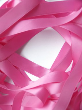 Beyaz arkaplan üzerinde pembe kurdele, tasarım ögesi