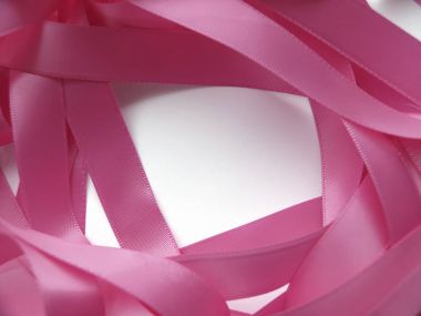 Beyaz arkaplan üzerinde pembe kurdele, tasarım ögesi