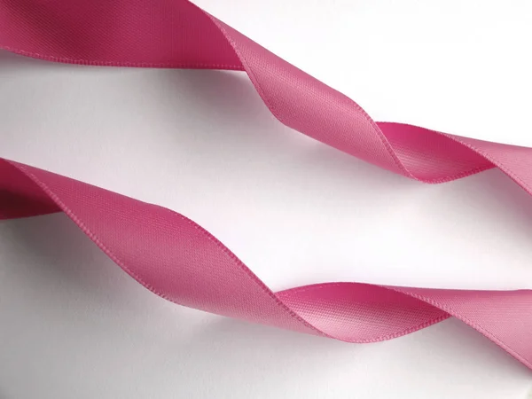 Розовая лента на белом фоне, элемент дизайна — стоковое фото