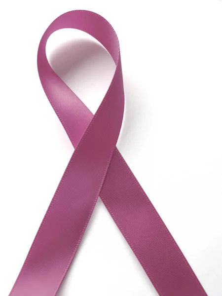 Cinta rosa contra el cáncer aislada sobre fondo blanco — Foto de Stock