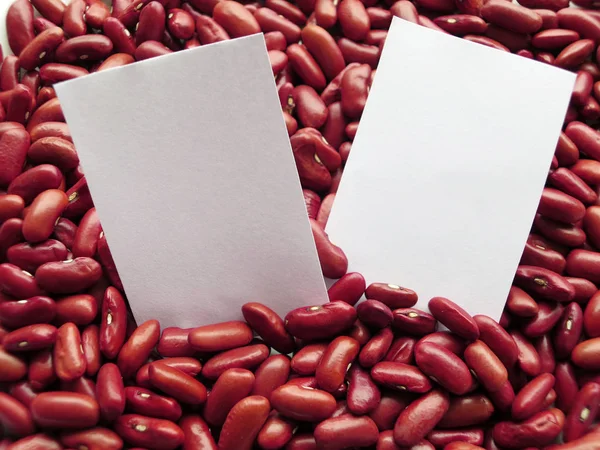 Närbild av vit tag på Raw röda kidneybönor bakgrund — Stockfoto