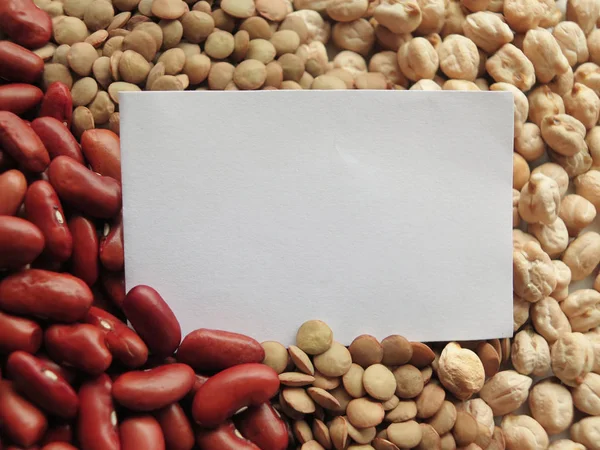 Närbild av vita tagg på Raw röda bönor, linser och kikärter Bac — Stockfoto