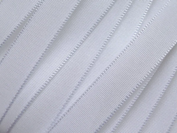 Блестящая белая атласная лента — стоковое фото