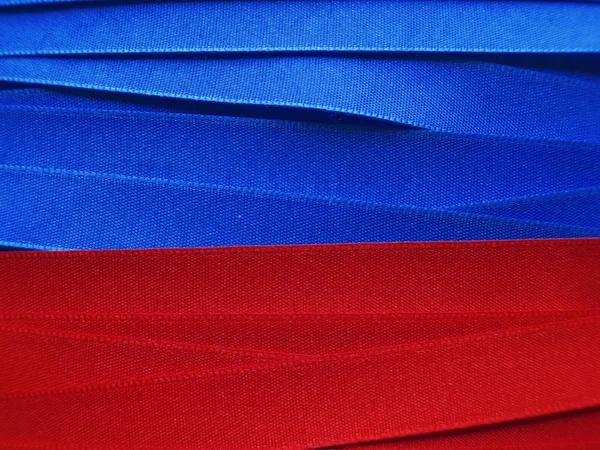Glimmend blauw en rood satijn lint — Stockfoto