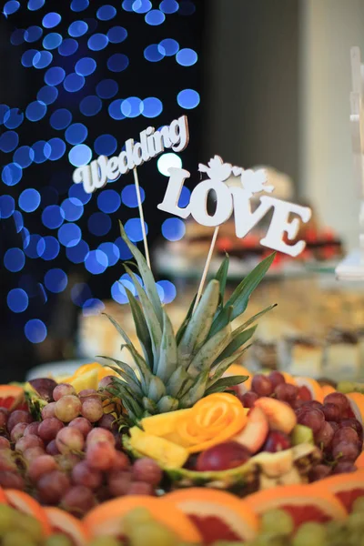 Love, wedding letters on a table during wedding party. — Stock Photo, Image