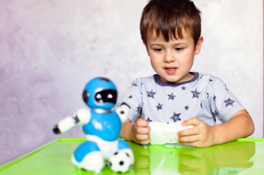 Küçük çocuk robotla oynuyor. Çocuklar için robot. Akıllı oyuncak
