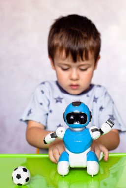 Küçük çocuk robotla oynuyor. Çocuklar için robot. Akıllı oyuncak