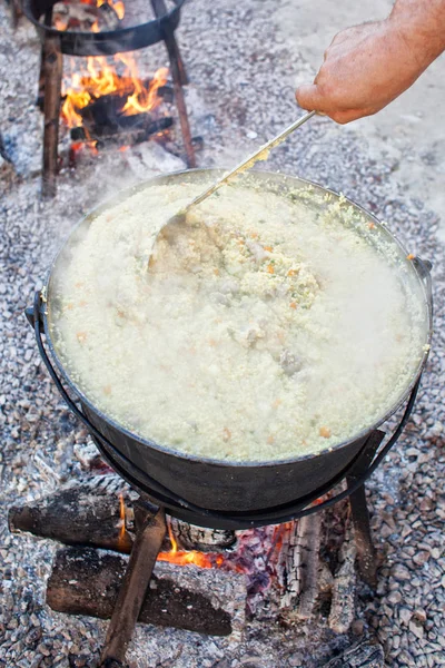 Приготовление казачьей каши Кулиш. Украинский кулиш как традиционное казачье блюдо . — стоковое фото