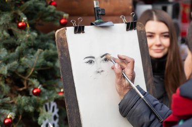 Lviv, Ukrayna - 2 Ocak 2020: Sokak sanatçısı güzel bir kızın robot resmini çizdi.