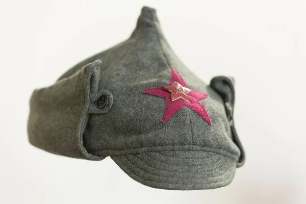 ソ連軍の帽子"Budenovka"白い背景に隔離された。ヘルメット布. — ストック写真